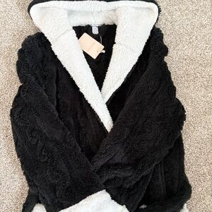 Heartnice Black and White Robe